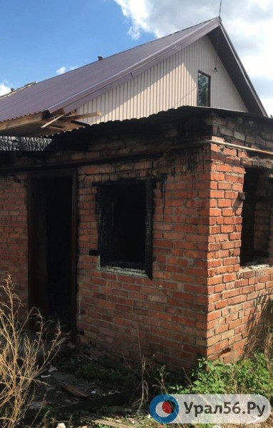 
&laquo;Возьмите этот дом и отдайте сиротам, молодым врачам &ndash; тому, кто нуждается!&raquo; Житель Орска требует избавить его от опасного соседства с бомжами, но власти не хотят идти навстречу		