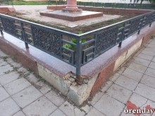 В Оренбурге памятник Пушкину уходит в забытье