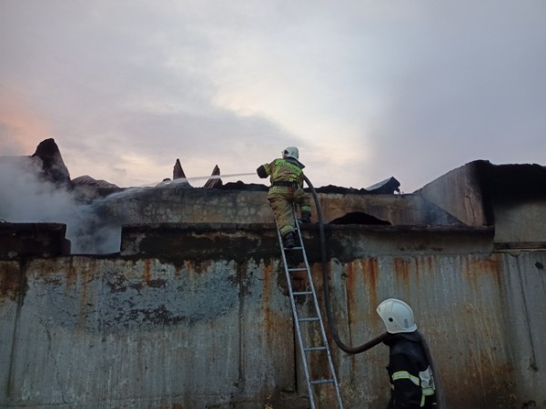 В Оренбурге сгорел склад хлебобулочных изделий