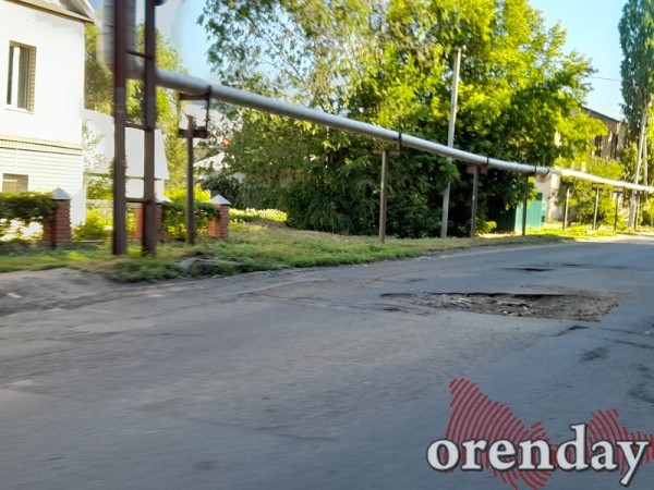 На улице Ташкенсткой в Оренбурге дорожники странным образом проводят ремонт