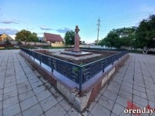 В Оренбурге памятник Пушкину уходит в забытье