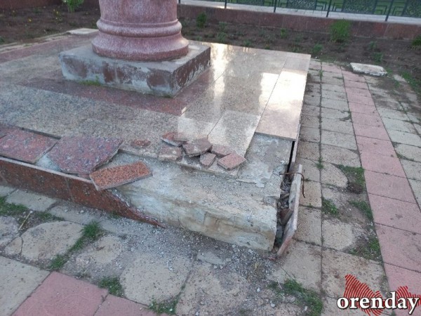 В Оренбурге памятник Пушкину уходит в забытье