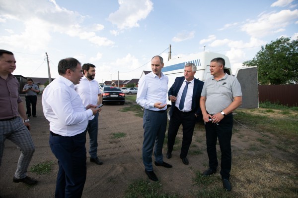 Денис Паслер проверил работу экопоста в поселке Южный Урал Оренбургского района