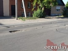 На улице Ташкенсткой в Оренбурге дорожники странным образом проводят ремонт