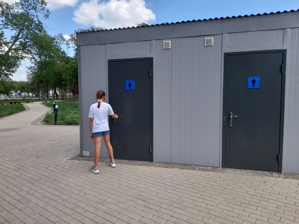 Жителей дома №3 А на улице Богдана Хмельницкого &laquo;терроризирует&raquo;... биотуалет