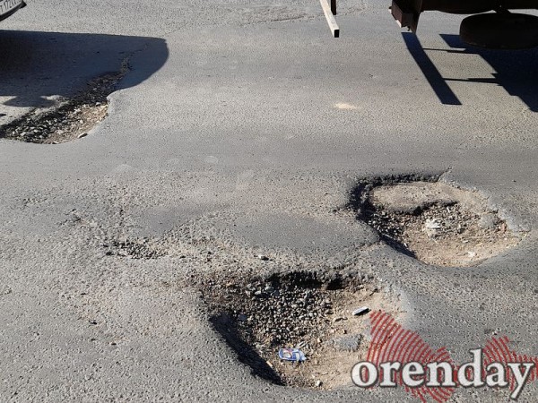 На улице Ташкенсткой в Оренбурге дорожники странным образом проводят ремонт