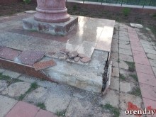 В Оренбурге памятник Пушкину уходит в забытье