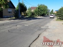 На улице Ташкенсткой в Оренбурге дорожники странным образом проводят ремонт