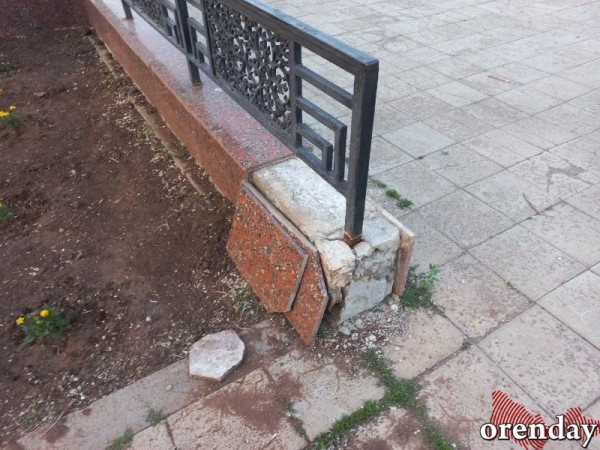 В Оренбурге памятник Пушкину уходит в забытье