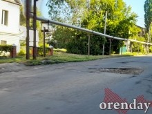 На улице Ташкенсткой в Оренбурге дорожники странным образом проводят ремонт