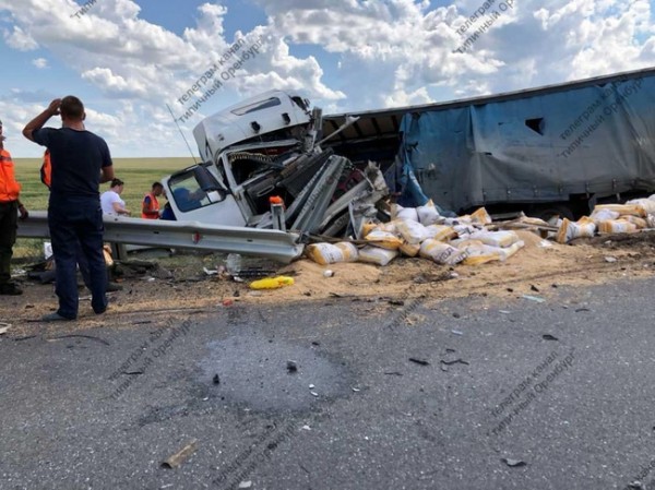 На трассе "Оренбург - Самара" лоб в лоб столкнулись большегрузы