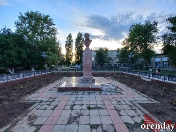 В Оренбурге памятник Пушкину уходит в забытье