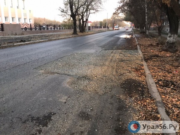 
Яму на новом асфальте в центре Орска, которая появилась 2 года назад после коммунальной аварии, заделают до конца месяца		