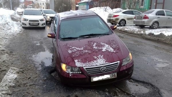 На улице Ташкенсткой в Оренбурге дорожники странным образом проводят ремонт