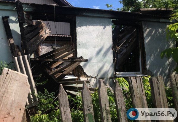 
&laquo;Возьмите этот дом и отдайте сиротам, молодым врачам &ndash; тому, кто нуждается!&raquo; Житель Орска требует избавить его от опасного соседства с бомжами, но власти не хотят идти навстречу		