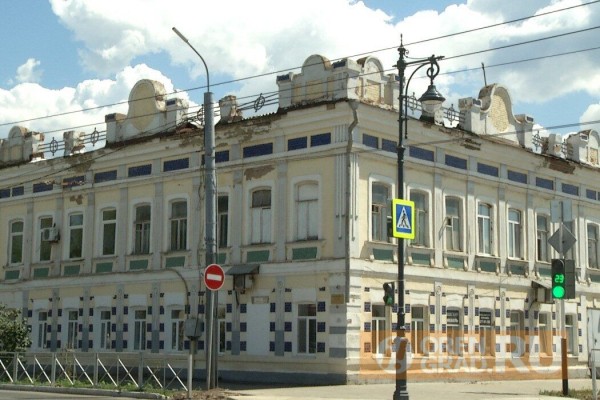 В Оренбурге со 100-летнего дома куски штукатурки обваливаются на тротуар