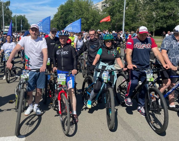 Денис Паслер в Оренбурге возглавил велопарад, посвященный Всемирному дню велосипедиста Денис Паслер в Оренбурге возглавил велопарад, посвященный Всемирному дню велосипедиста