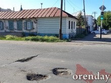 На улице Ташкенсткой в Оренбурге дорожники странным образом проводят ремонт