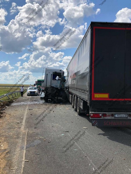 На трассе "Оренбург - Самара" лоб в лоб столкнулись большегрузы