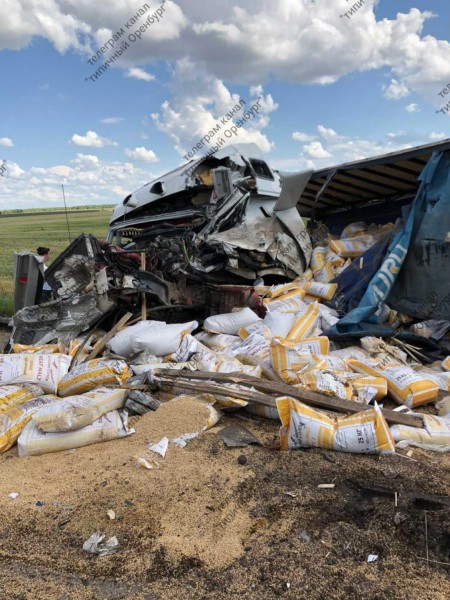 На трассе "Оренбург - Самара" лоб в лоб столкнулись большегрузы
