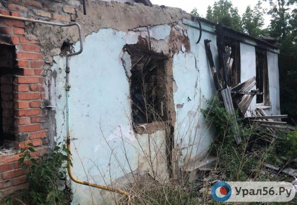 
&laquo;Возьмите этот дом и отдайте сиротам, молодым врачам &ndash; тому, кто нуждается!&raquo; Житель Орска требует избавить его от опасного соседства с бомжами, но власти не хотят идти навстречу		