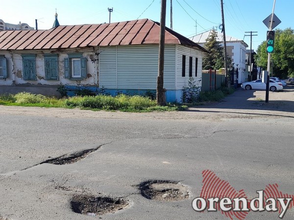 На улице Ташкенсткой в Оренбурге дорожники странным образом проводят ремонт