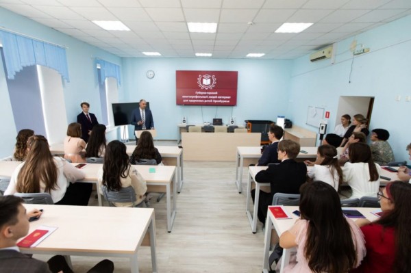 Денис Паслер поздравил выпускников лицея-интерната для одаренных детей Оренбуржья