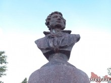 В Оренбурге памятник Пушкину уходит в забытье