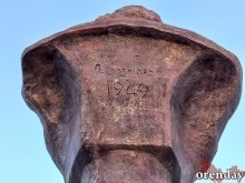 В Оренбурге памятник Пушкину уходит в забытье