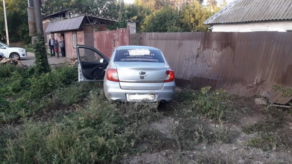 В Оренбурге водитель "Яндекс Такси" без прав врезался в забор и опрокинул авто В Оренбурге водитель "Яндекс Такси" без прав врезался в забор и опрокинул авто