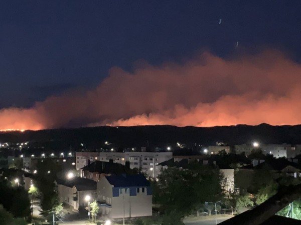 
Возле Медногорска горит трава, город заволокло дымом		