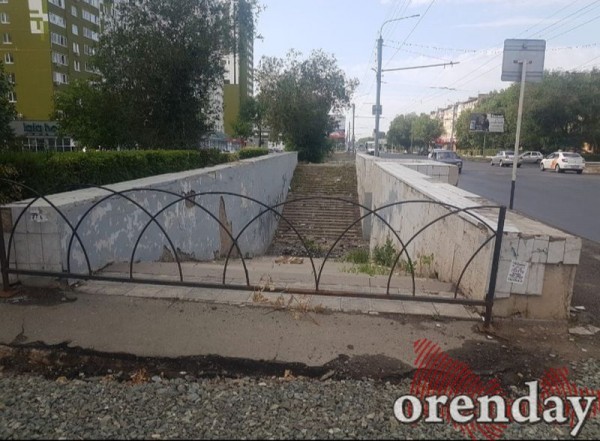 В Оренбурге аварийный переход на Пролетарской по-прежнему ждёт ремонта