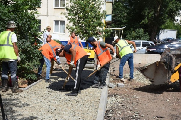 Владимир Ильиных проверил ход работ по благоустройству дворов Оренбурга в рамках национального проекта &laquo;Жилье и городская среда&raquo;