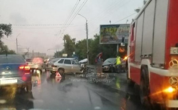 В Оренбурге на Донгузской лоб в лоб столкнулись два легковых автомобиля