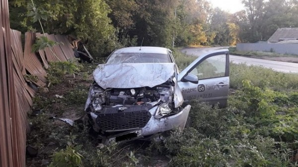 В Оренбурге водитель "Яндекс Такси" без прав врезался в забор и опрокинул авто В Оренбурге водитель "Яндекс Такси" без прав врезался в забор и опрокинул авто