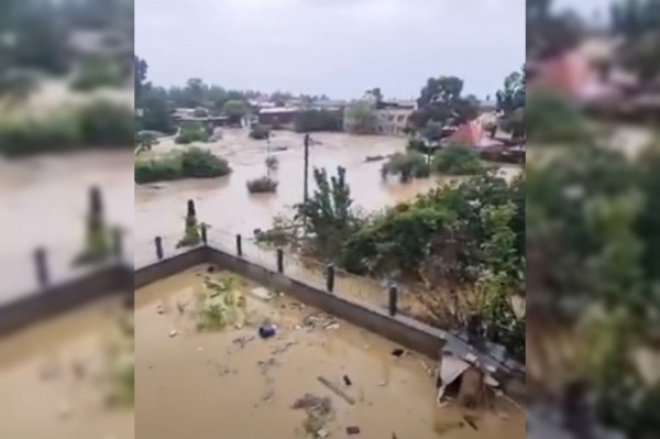 
Жителей Сочи могут эвакуировать из-за высокого уровня воды. На город обрушились сильные ливни (видео)		