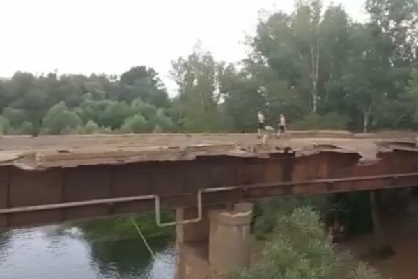 В Оренбурге под мостом через Сакмару снова повесили тарзанку. Там прыгают подростки