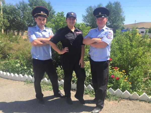 В Оренбуржье полицейские случайно нашли возле трассы трехлетнего малыша в трусах и тапках В Оренбуржье полицейские случайно нашли возле трассы трехлетнего малыша в трусах и тапках