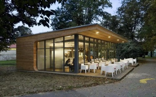 
Два кафе и остановку возводят в Орске со стороны нижней объездной дороги у парка Строителей 		