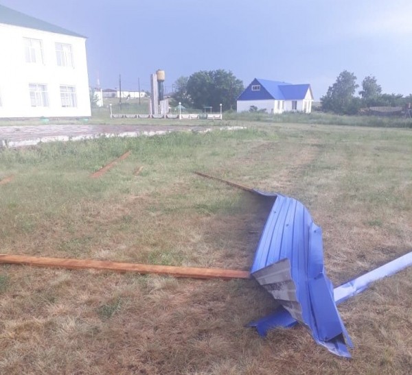 От сильного ветра пострадали крыши домов в Тоцком и Александровском районах