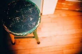 Избил сожительницу табуретом: житель Сорочинска отправился за решетку