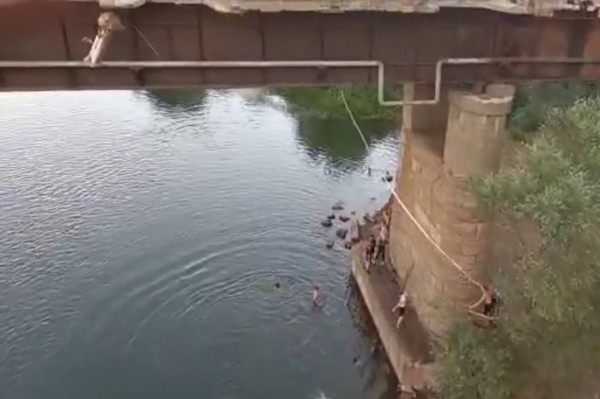 В Оренбурге под мостом через Сакмару снова повесили тарзанку. Там прыгают подростки