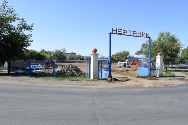 Владимир Ильиных проверил ход работ на стадионе &laquo;Нефтяник&raquo; в Оренбурге