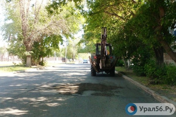 Орские чиновники ответят за яму на дороге, которую не могут заделать уже почти 2 года
Орские чиновники ответят за яму на дороге, которую не могут заделать уже почти 2 года