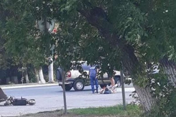 Ковшом по голове. В Оренбурге мужчина на электросамокате столкнулся с трактором