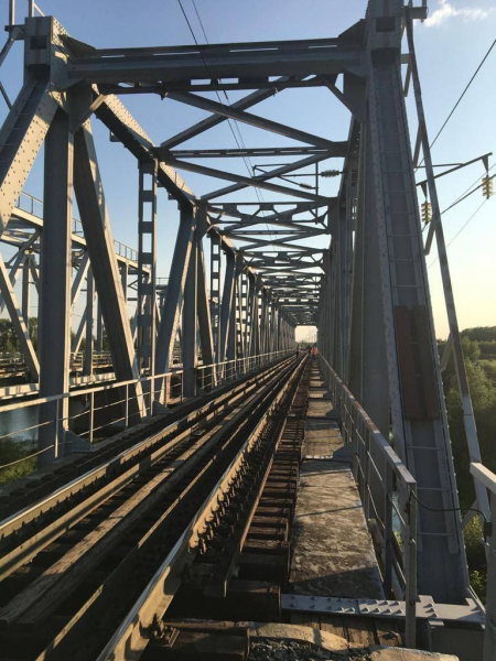 В Оренбуржье трех девочек-подростков ударило током на крыше вагона-цистерны (18+)