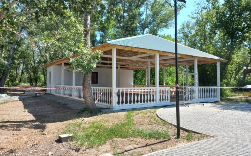 
Два кафе и остановку возводят в Орске со стороны нижней объездной дороги у парка Строителей 		