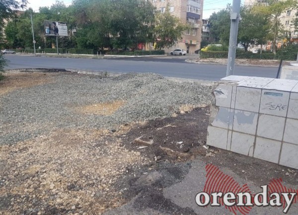 В Оренбурге аварийный переход на Пролетарской по-прежнему ждёт ремонта