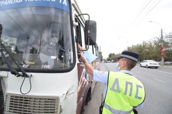 В Оренбурге проверяющие заглядывают в транспорт и ищут безмасочников