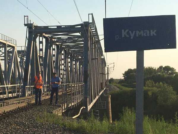 В Оренбуржье трех девочек-подростков ударило током на крыше вагона-цистерны (18+)